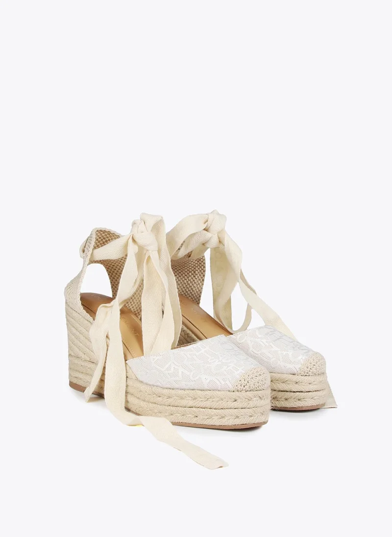 Lola Casademunt Natural fibre-effect monogram wedges